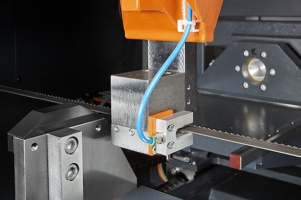 移除金属3D打印件的自动带锯机.jpg